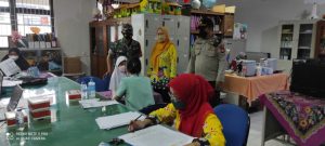 Babinsa Koramil 02/TB Monitoring Kegiatan Vaksinasi di SDN 01 Perniagaan Tambora