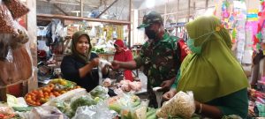 Putus Penyebaran Covid-19, Babinsa Berikan Himbauan Prokes Dan Bagikan Masker di Pasar Mojosongo