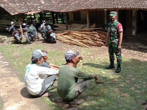 Keliling Desa, Babinsa Dapati Warga Yang Tidak Disiplin Dalam Menjaga Protkes