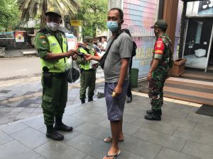 Jelang Nataru, Babinsa Kepatihan Wetan Gencar Laksanakan Himbauan Prokes Dan Bagikan Masker Gratis