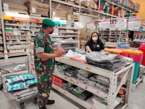 Babinsa Kelurahan Tipes Adakan Penerapan PPKM di Grosir Lotte Mart