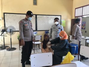 Polsek Tambelang Gelar Vaksinasi Presisi Serentak untuk Anak Usia 6-12 Tahun di SDN 01 Sukarapih Peserta Vaksin Bertambah