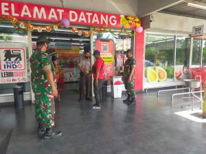 Swalayan Superindo Menjadi Incaran Penerapan PPKM Level 2 Oleh Babinsa Kelurahan Jajar,Ini Alasannya