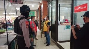Babinsa, Anggota Polres, Satpol PP dan Satpam Gelar Operasi Yustisi Penertiban Penggunaan Masker di Pasar