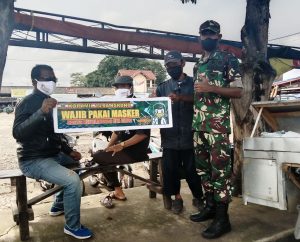 Hari Libur, Anggota Koramil Gelar Gakplin Prokes Covid 19 Dan Bagikan Masker Gratis