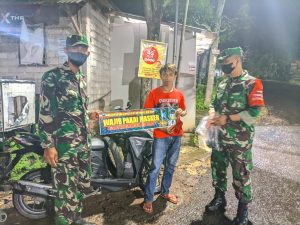 Tak Hanya Siang Hari, Malam Hari Pun Anggota Koramil 24/Puhpelem Tetap Berikan Himbauan Penggunaan Masker