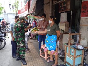 Bagikan Masker, Serta Beri Himbuan Prokes Terus Dilakukan Babinsa Guna Memutus penyebaran Covid -19