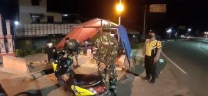 Dengan Bersinergi, Koramil Dan Polsek Giriwoyo Ajak Warga Tak Kendor Terapkan Protkes