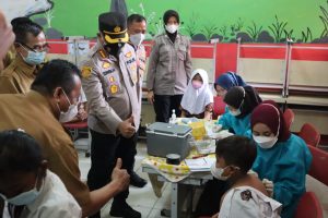 Polresta Bandara Soekarno – Hatta Mengadakan Vaksinasi Massal Untuk Anak Usia 6-11 Tahun di SDN Kampung Baru