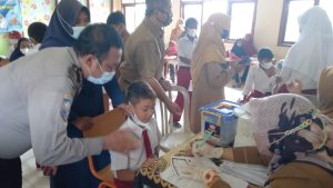 Polsek Tambelang Gelar Vaksinasi Presisi Serentak untuk Anak Usia 6-12 Tahun di Dua Sekolah