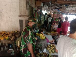 Babinsa Aktif Beri Himbauan Prokes dan PPKM di Pasar Tradisional
