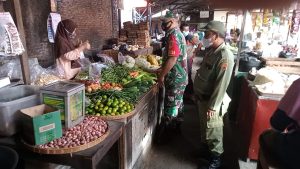 Sambangi Pasar Joglo, Serda Mujono Sisipkan Pesan Prokes Kepada Penjual Dan Pengunjung Pasar