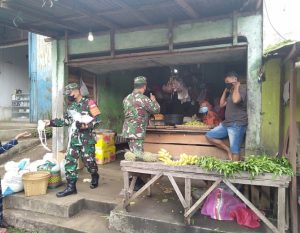 Patroli Di Pasar, Babinsa Bagikan Masker Dan Himbau Warga Tak Abaikan Protkes
