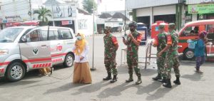 Bersama Petugas Kesehatan, Babinsa Koramil 01/Wonogiri Terus Berikan Sosialisasi Pentingnya Penerapan Protkes