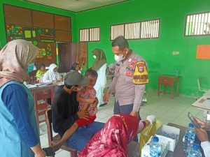 Polsek Tambelang Gelar Vaksinasi Presisi Serentak untuk Anak Usia 6-12 Tahun di Sekolah Secara Serempak