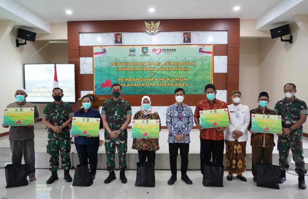 Penyerahan Hasil Renovasi RTLH Dan Pembangunan MCK Umum di Wilayah Kota Surakarta