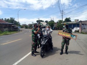 Warga Yang Melintas Di JLS Jadi Sasaran Operasi Masker Oleh Koramil 08/Giriwoyo