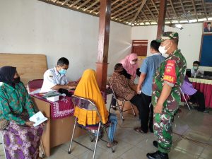 Babinsa Golo Dampingi 87 Warga Terima Vaksin Covid-19