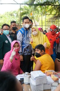 Bakti 20 tahun Akabri 2001, Ketua Cabang Bhayangkari dan Persit 0715/ Kendal Turun Langsung Jadi Vaksinator Tuai Apresiasi