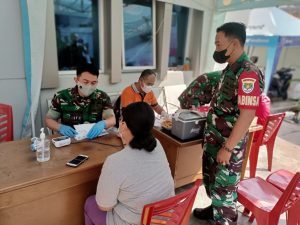 Serbuan Vaksinasi TNI Koramil 02/TB di Kelurahan Jembatan Lima,28 Orang Tervaksin
