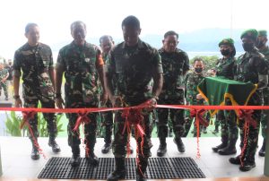 Tinjau Pangkalan Kodam Kasuari, Panglima TNI Resmikan Ruang Fitness Simon Mansim