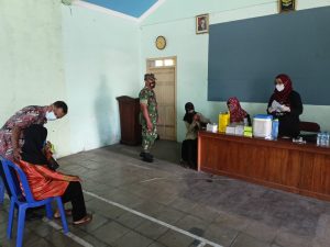 Babinsa Nguneng Dampingi Pelaksanaan Vaksinasi Di Desa Binaan
