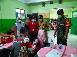 Koramil 03/Psr Rebo/Ciracas Bersama Lurah dan Disdik Sukseskan Vaksinasi Usia 6-11 Tahun