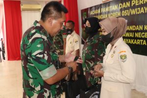 Danrem 051/Wkt Pamitan Dengan Prajurit dan PNS Diakhir Masa Tugas