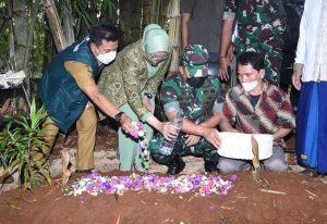 Kasad Kunjungi dan Berikan Santunan Kepada Keluarga Korban Kecelakaan Nagreg