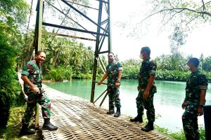 Pangdam III/Slw Berikan Penghormatan Kepada Penggagas Jembatan Gantung