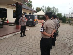 Ops Yustisi, Polsek Tambelang Bersama TNI Tegakan Prokes Kepada Pedagang dan Pengunjung Pasar Tambelang