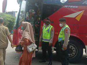 Petugas Gabungan Gelar Operasi Yustisi Di Terminal Bus