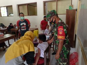 Danramil 24/Puhpelem Dampingi Pelaksanaan Vaksinasi Anak SDN 1 Dan 3 Puhpelem