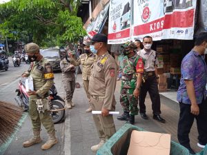 Babinsa Bersama Satpol-PP Berikan Himbauan Prokes Guna Mencegah Penyebaran Covid-19