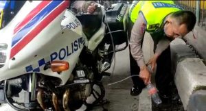 Aksi terpuji Satlantas Polres Jakarta Barat Bantu Pengendara Yang Kehabisan Bensin Dijalan Raya Slipi