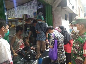 Babinsa Koramil 02/TB Dampingi Tim Nakes Puskesmas Vaksin Warga Secara Door To Door