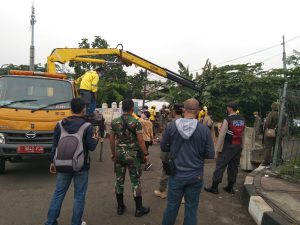 Muspika Tiga Pilar Duren Sawit Tutup Jalur BKT Cegah Kerumunan Malam Tahun Baru 2022