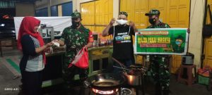 Dengan Humanis, Anggota Koramil 04/Nguntoronadi Ajak Warga Selalu Memakai Masker