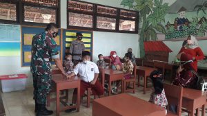 Tak Hanya Memantau Kegiatan, Anggota Koramil Dan Polsek Manyaran Juga Berikan Semangat Kepada Anak-Anak Penerima Vaksin