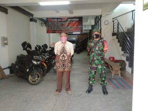 Cegah Tangkal Covid-19, Sertu Rohmad Awasi Penerapan PPKM Level 2 di GBIS Alfa Omega