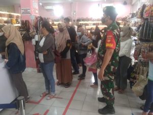 Awal Tahun Baru, Babinsa Punggawan Laksanakan Pengecekan PPKM Level 2 di Pertokoan