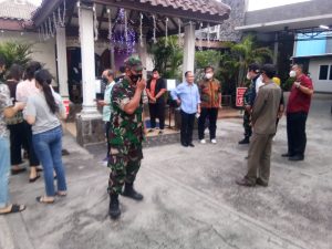 Babinsa Koramil 02/TB Laksanakan Pengamanan Peringatan Tahun Baru di Gereja Kristus Damai