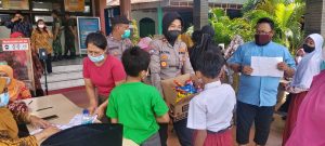 Bersama Tenaga Medis Dari Yayasan Tunas Bakti Nusantara, Polres Metro Jakarta Barat Laksanakan Program Percepatan Vaksinasi Anak