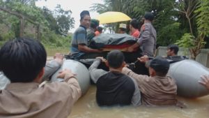 Wujud Kepedulian TNI, Babinsa 14/Rtp Bantu Prosesi Pemakaman Warga Korban Tenggelam