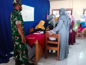 Pelda Sri Mulyono Pimpin Anggota Koramil 11/Manyaran Dampingi Vaksinasi Di SDN 1 Bero