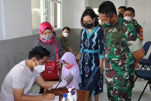 Dandim 0504/Jakarta Selatan Dampingi Danrem 051/Wkt Kunjungi Kegiatan Vaksinasi Anak Usia 6 Tahun
