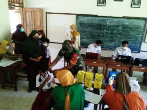 Kepedulian Babinsa Kepada Siswa SD Saat Menerima Vaksinasi