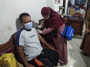 Danramil 02/TB Hadiri Kegiatan Vaksinasi Yang Digelar Puskesmas Kelurahan Jembatan Besi