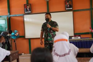 Saat Jenderal Dudung Mengajar di Perbatasan