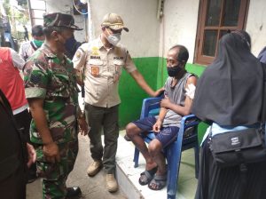 Puskesmas Kelurahan Jembatan Besi Gelar Vaksinasi Secara Door To Door Dihadiri Danramil 02/TB
